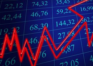 Im Hintergrund eine Tabelle mit Aktienkursen, darüber ein roter Pfeil, der die Bewegung von Aktienkursen anzeigt.